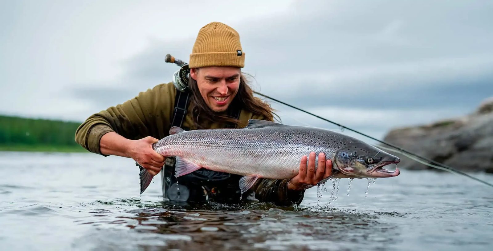 Fishing Atlantic salmon at Auberge Wedge Hills Lodge - Circuits Péninsule d'Or, Nunavik, Quebec — photo 2