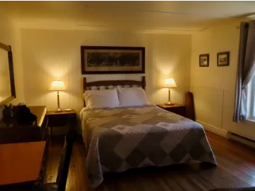 Country room, view of the St. Lawrence estuary – Auberge-Pourvoirie Isle-aux-Grues