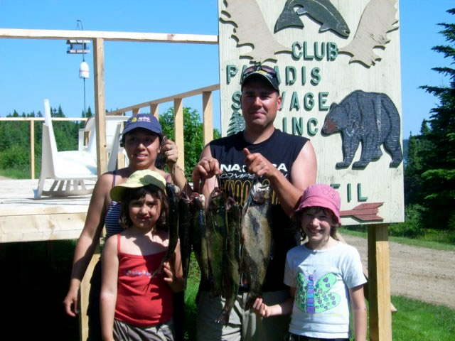 Fishing Brook trout at Club Paradis Sauvage, Côte-Nord, Quebec — photo 2