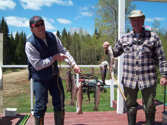 Fishing Brook trout at Club Paradis Sauvage, Côte-Nord, Quebec — photo 4