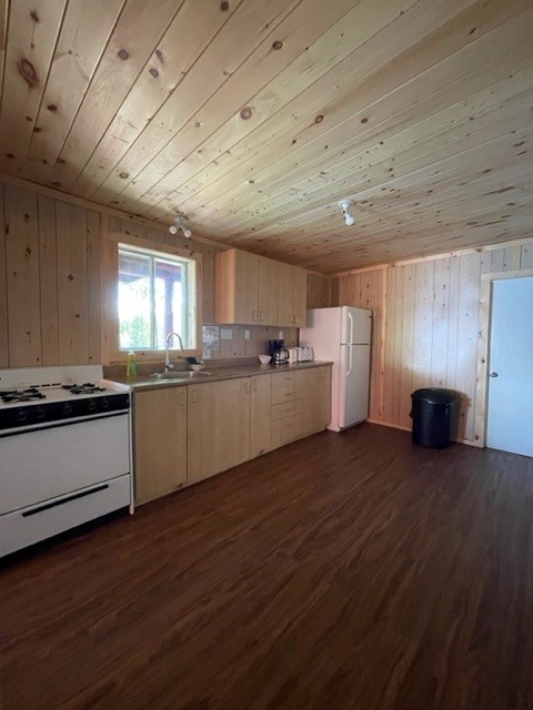 LOG CABIN – Dorval Lodge