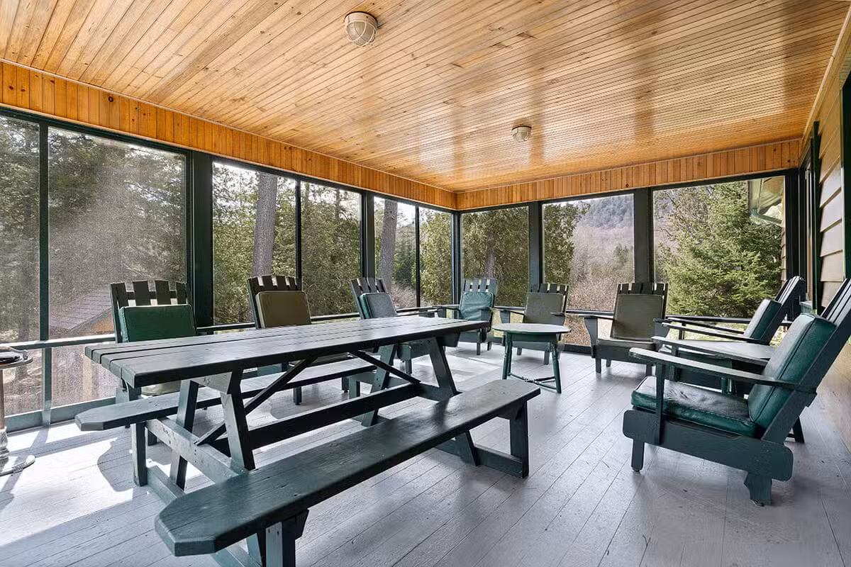 DES PINS CABIN – Kenauk Nature