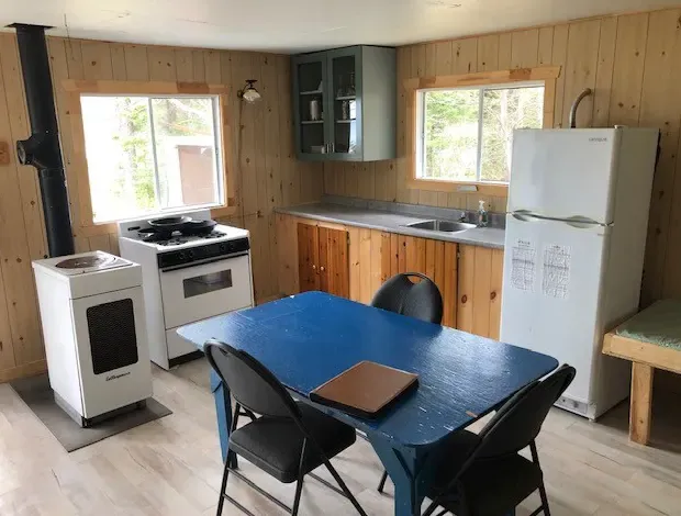 Chalet NOS 10 CHALETS DISPONIBLES — Pourvoirie Baie de l'Est – Pourvoirie Baie de l'Est