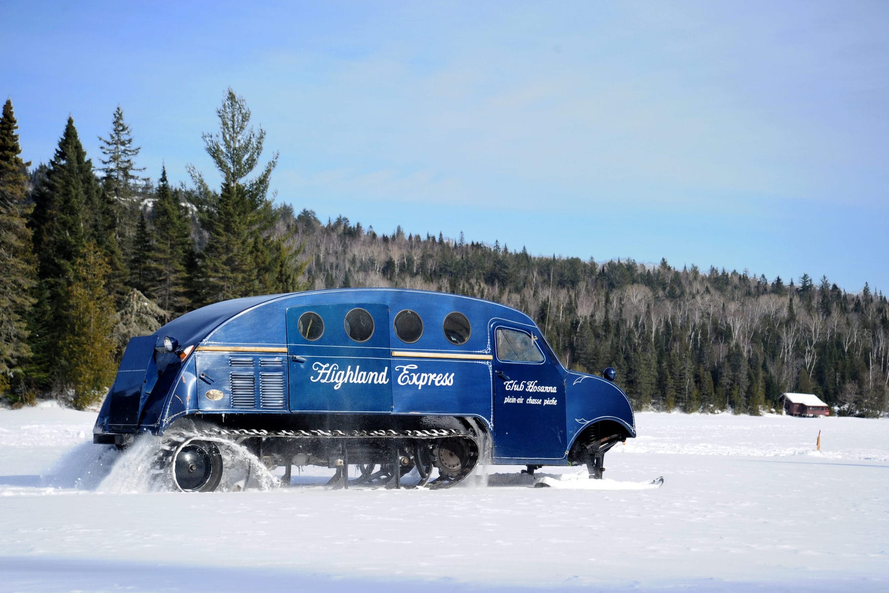 Promenade en autoneige Bombardier 1952 Highland Express chez Pourvoirie Club Hosanna, Mauricie, Québec