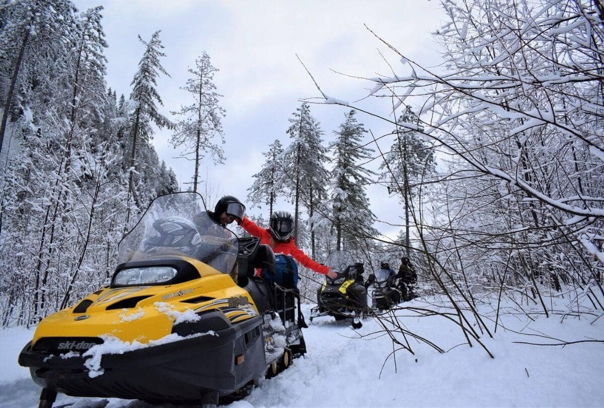 Randonnée en motoneige sur les sentiers enneigés chez Pourvoirie Club Hosanna, Mauricie, Québec