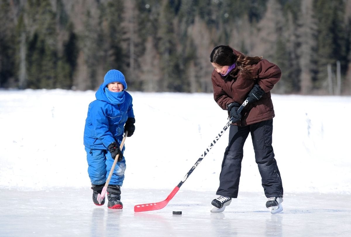 Patinoire extérieure aménagée pour l'hiver chez Pourvoirie Club Hosanna, Mauricie, Québec