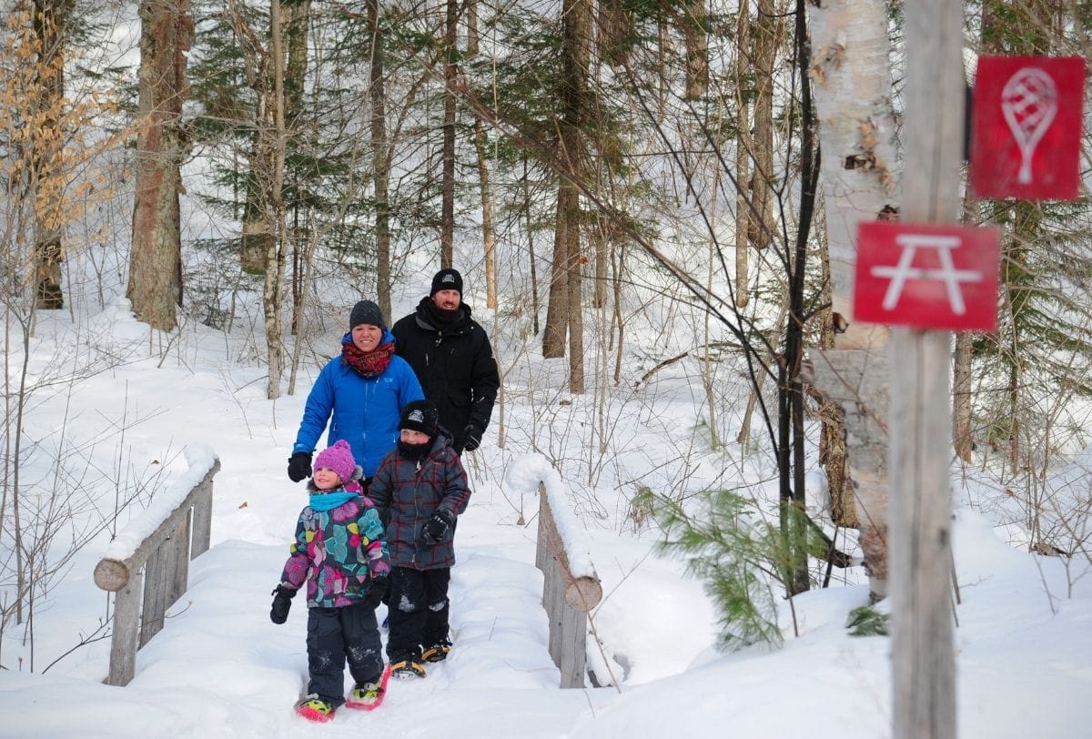 Randonnée en raquettes dans les sentiers balisés chez Pourvoirie Club Hosanna, Mauricie, Québec