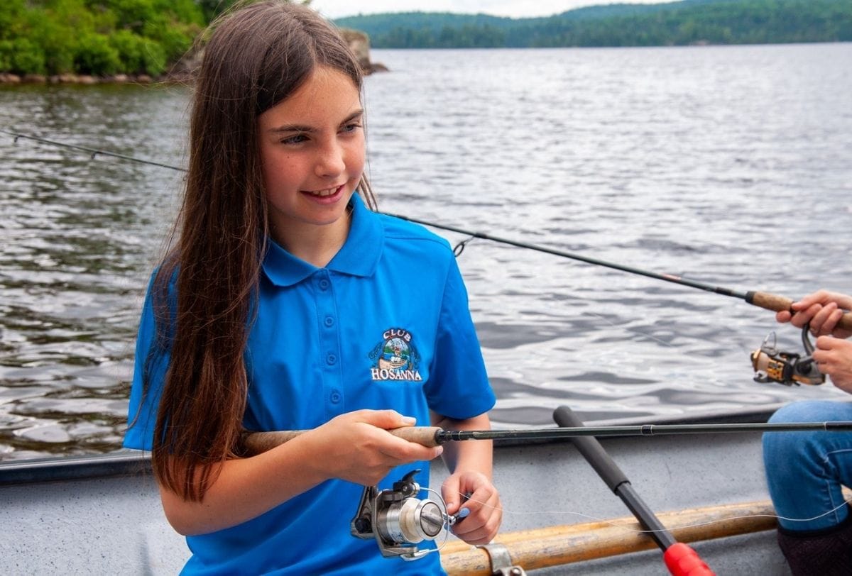 Initiation à la pêche pour les jeunes pêcheurs en herbe chez Pourvoirie Club Hosanna, Mauricie, Québec