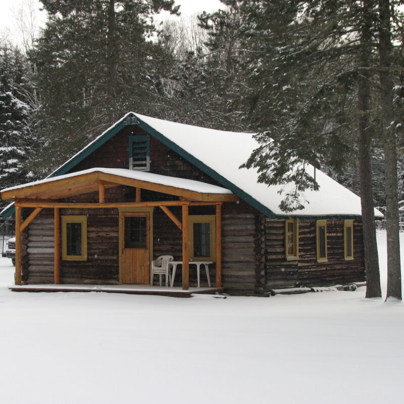 CHALET EN BOIS ROND – Pourvoirie du Club Gatineau
