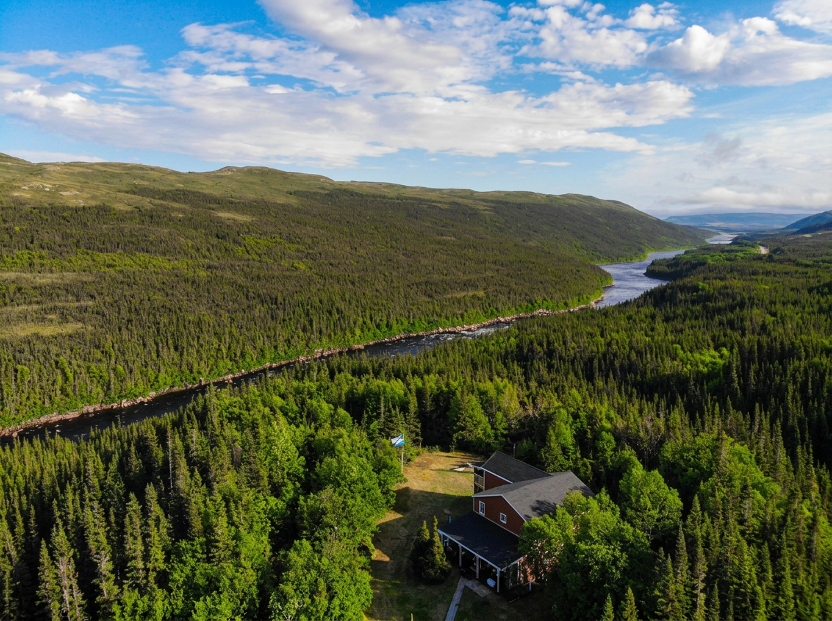 Photo de Big Land Fishing Lodge and Tours sur la Route côtière du Labrador, Nl