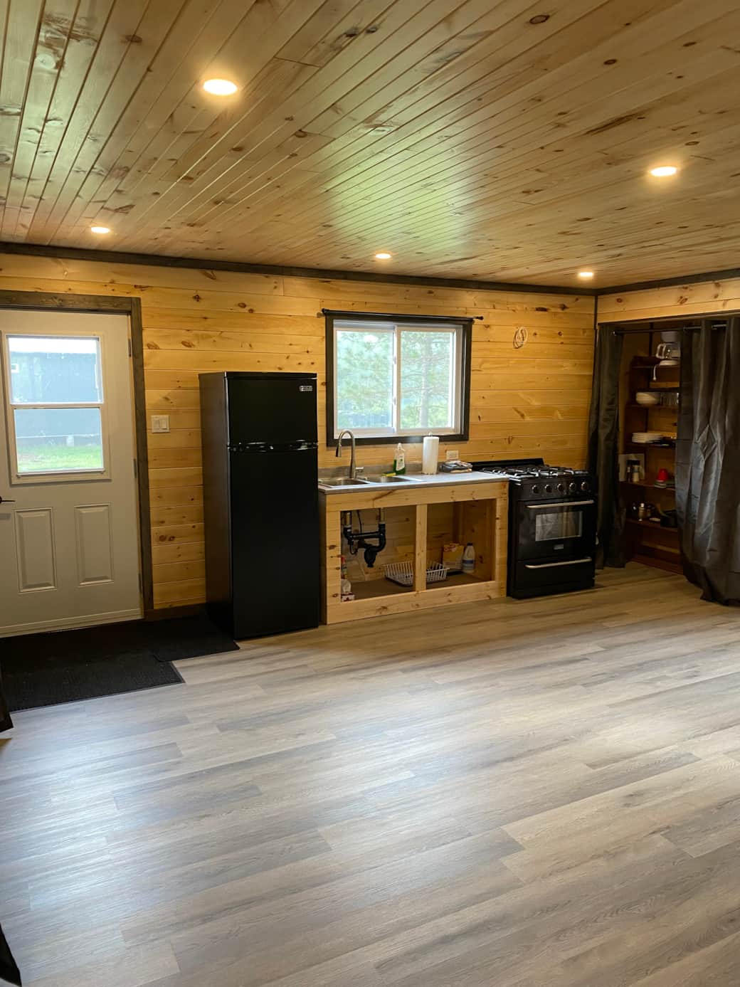 Dockside Drift Cabin: Off-Grid Luxury by the Water – Dockside Drift Cabin: Off-Grid Luxury by the Water