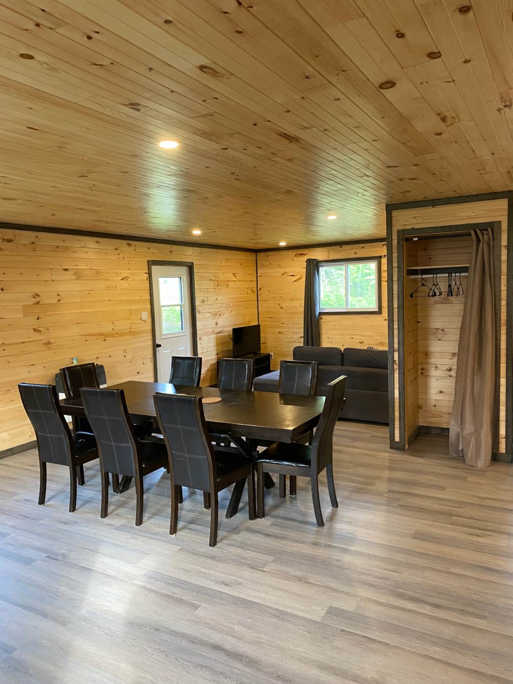 Cabin Dockside Drift Cabin: Off-Grid Luxury by the Water — Pourvoirie du Lac Forant – Pourvoirie du Lac Forant
