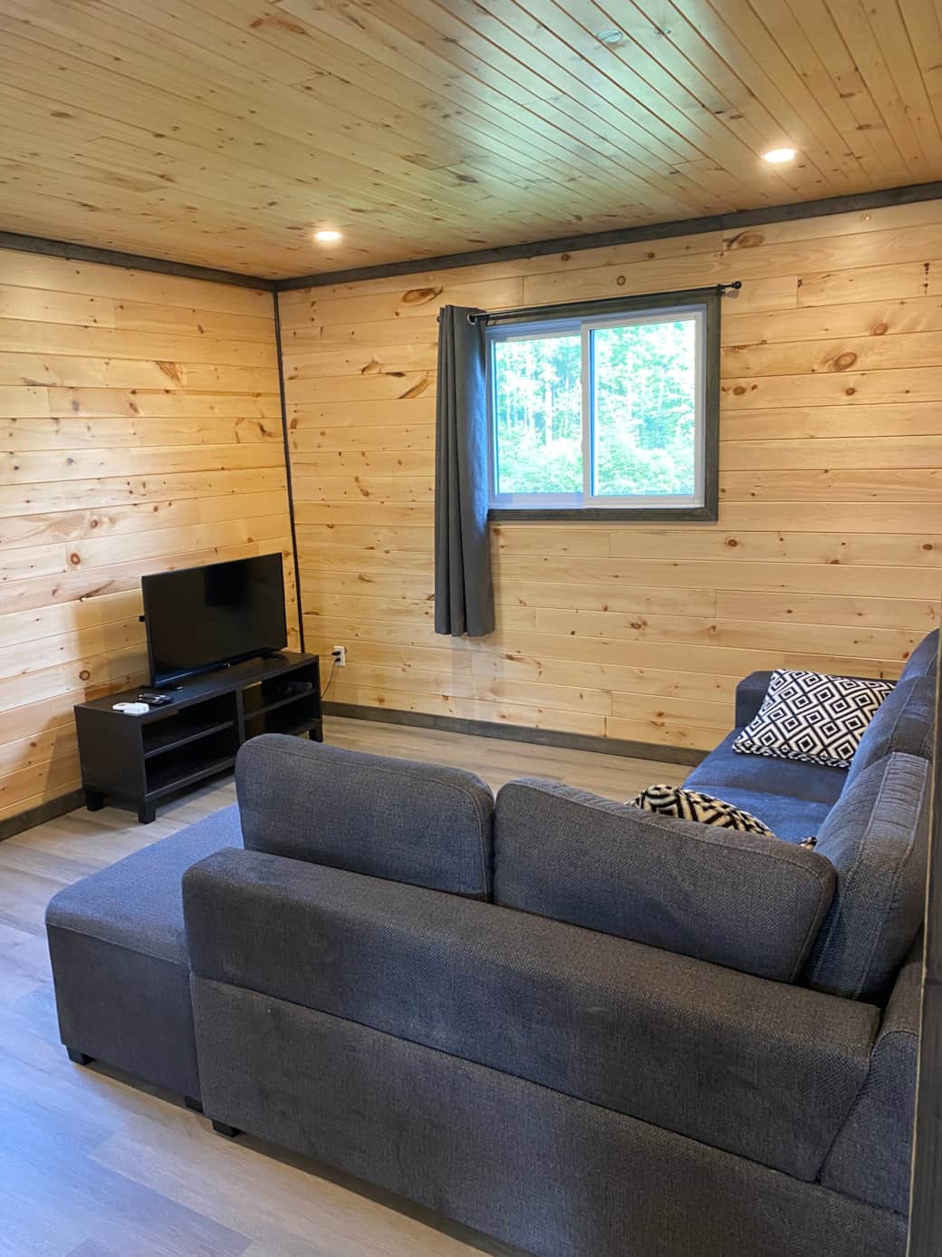 Cabin Dockside Drift Cabin: Off-Grid Luxury by the Water — Pourvoirie du Lac Forant – Pourvoirie du Lac Forant