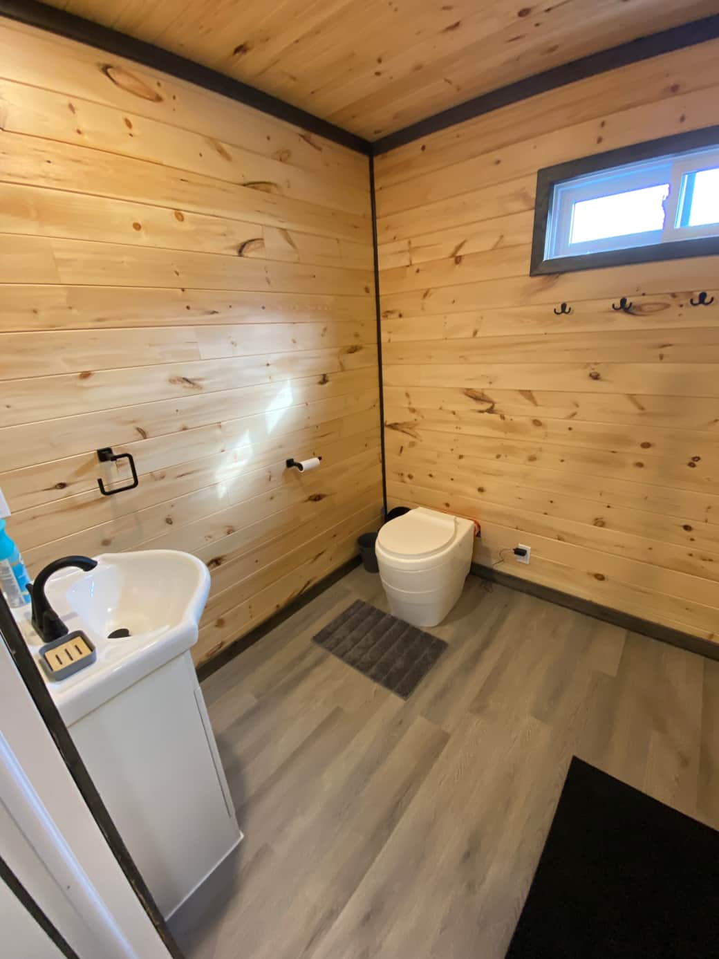Cabin Dockside Drift Cabin: Off-Grid Luxury by the Water — Pourvoirie du Lac Forant – Pourvoirie du Lac Forant